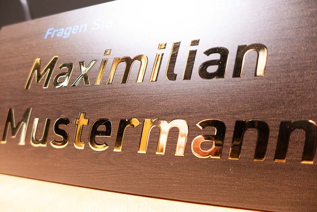 Tischaufsteller mit digitaler Veredelung in Gold glänzend echtmetallisch, Namen personalisiert in Gold