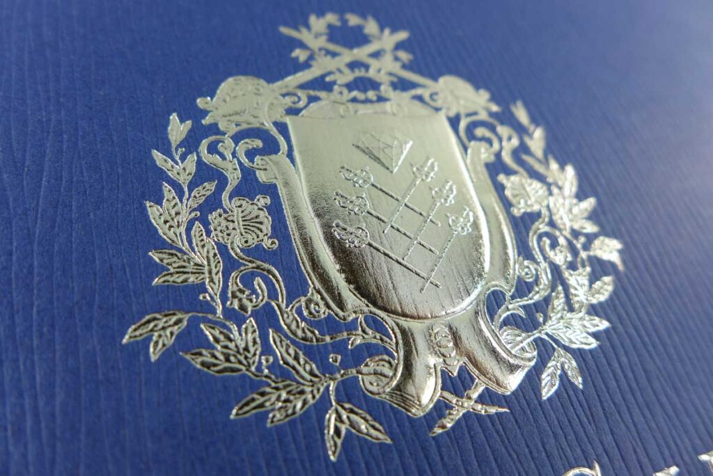 Heißfolienprägung Goldmetallisch lichtreflektierend mit 3D‑Relief‑Hochprägung