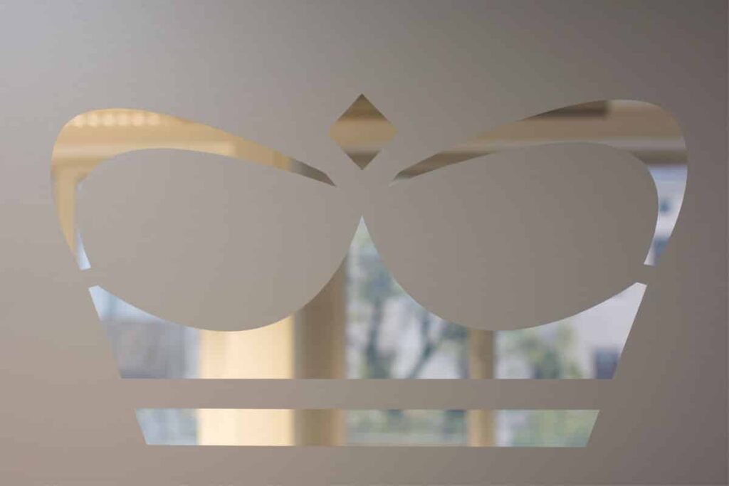 Milchglasfolierung, Logo konturgeschnitten, Frostoptik, Sichtschutz, selbstklebende Folie, wiederablösbar