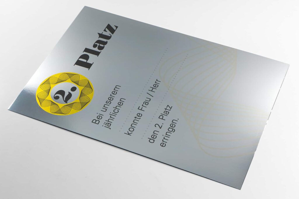 Buntfarbdruck einer Urkunde auf simsa MetalPaper Silber MATT KRATZFEST metallisch, mit Folienmarker beschriftbar, auf Wunsch auch personalisiert bedruckt