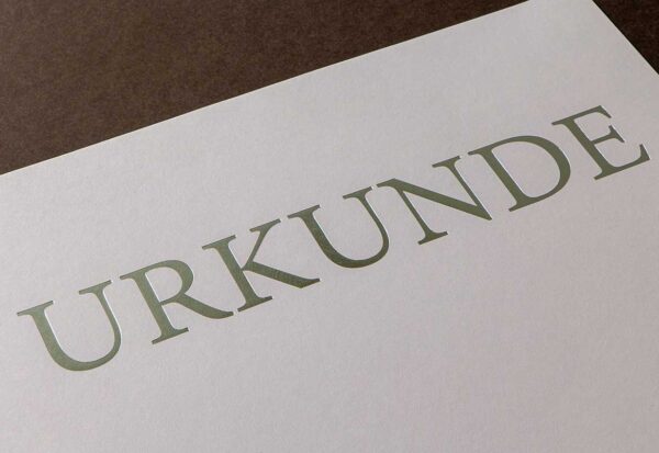 Urkundenvordruck mit Silber edelmetallisch in Serifenschrift
