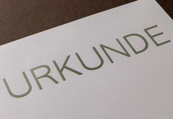 Urkundenvordruck mit Silber edelmetallisch in geradliniger Schrift